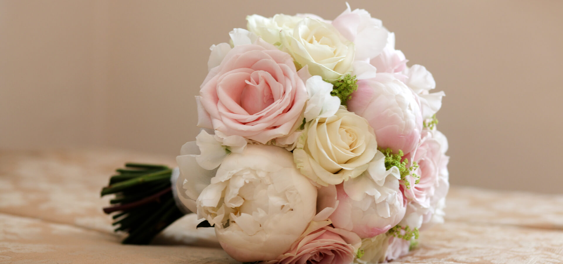 Цветы в зимнем букете невесты
